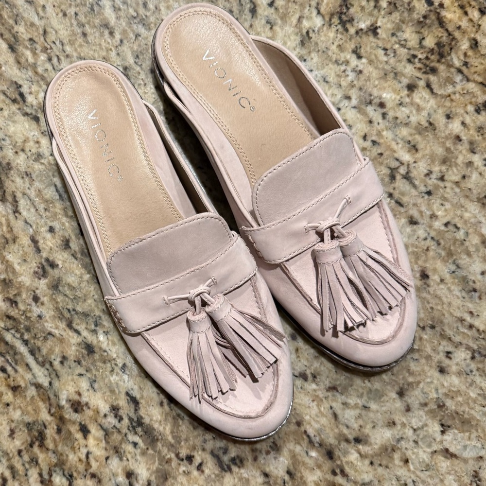 Vionic Women's creamy light Pink Tassel Nubuck Mule Loafers size 8 NWOT